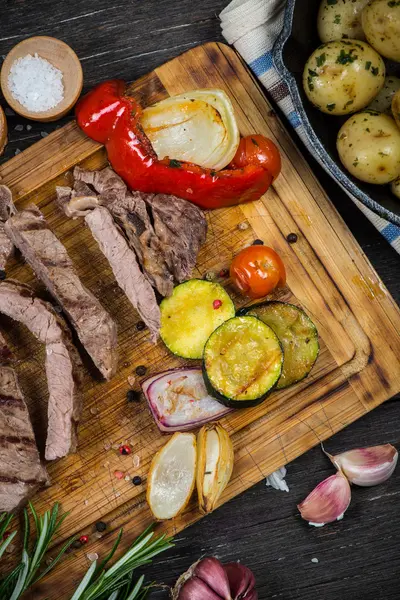 Bife Grelhado Médio Raro Tábua Corte Rústica Madeira — Fotografia de Stock