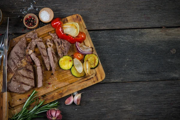 Medellång Sällsynta Grillad Ribeye Steak Trä Rustik Skärbräda — Stockfoto