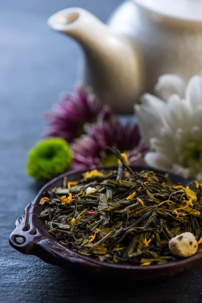 Aromatic tea with flowers — Stockfoto