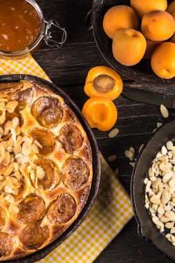 Badem ve rustik ahşap masa üzerinde taze meyve ile ev yapımı kayısı tart