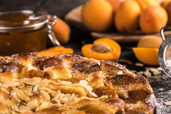 自制杏仁馅饼 杏仁和新鲜水果 在质朴的木桌上 — 图库照片