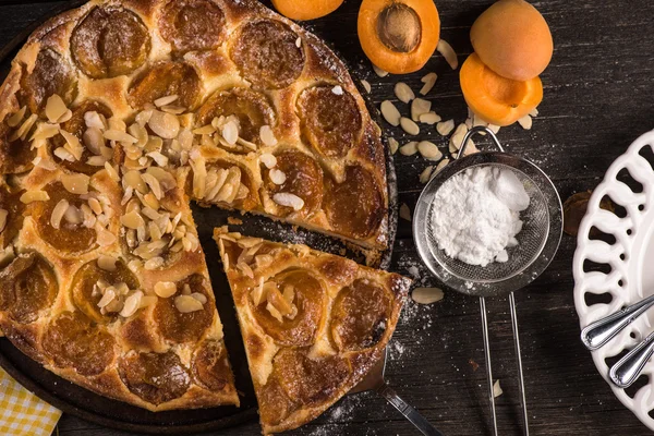 Hausgemachte Marillentorte mit Mandeln und frischen Früchten — Stockfoto