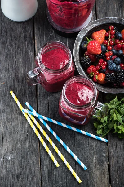 Batido de bayas de verano en tarro de albañil —  Fotos de Stock