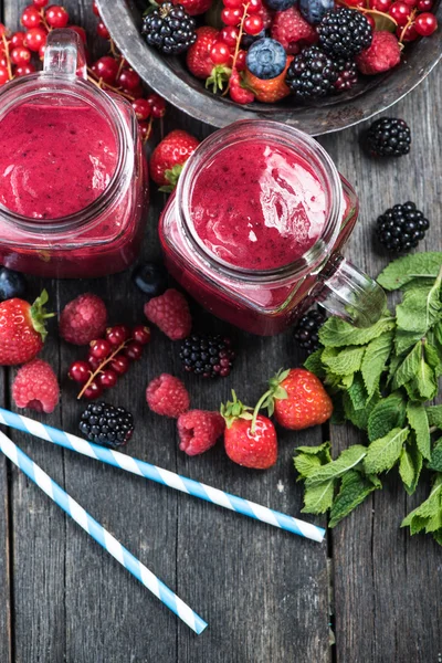 Frullato di bacche estive in vaso di muratore — Foto Stock