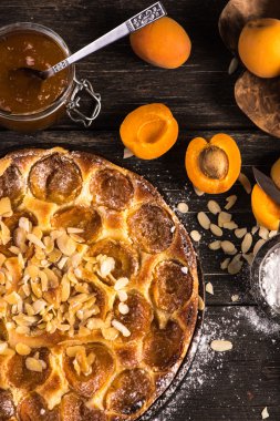 Badem ve taze meyve ile ev yapımı kayısı tart