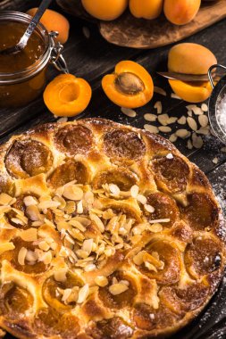 Badem ve taze meyve ile ev yapımı kayısı tart