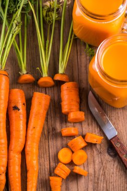 Havuç suyu ahşap arka plan üzerinde mason kavanoza