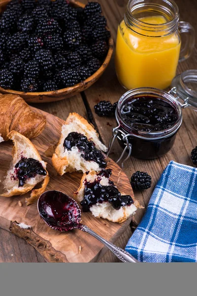 Continental breakfast with blackberry jam — Zdjęcie stockowe