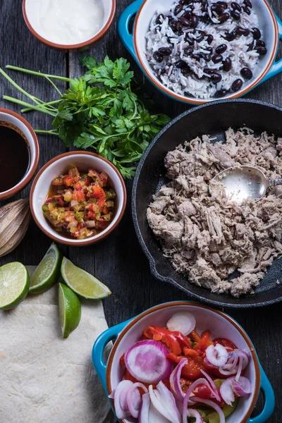 Ингредиенты для традиционного мексиканского буррито — стоковое фото