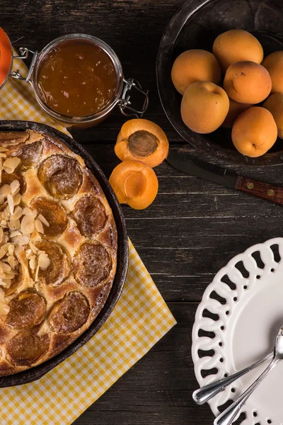 Hausgemachte Marillentorte mit Mandeln und frischen Früchten — Stockfoto