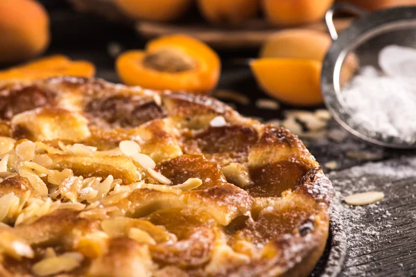 Hausgemachte Marillentorte Mit Mandeln Und Frischen Früchten Auf Rustikalem Holztisch — Stockfoto