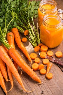 Havuç suyu ahşap arka plan üzerinde mason kavanoza
