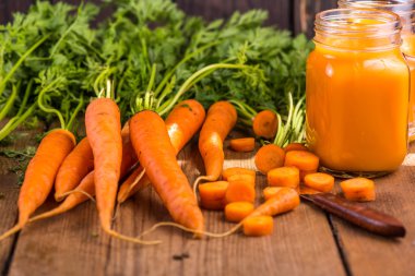 Havuç suyu ahşap arka plan üzerinde mason kavanoza