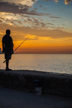 Adam, Malecón, Havana, Küba'da Balık tutma.