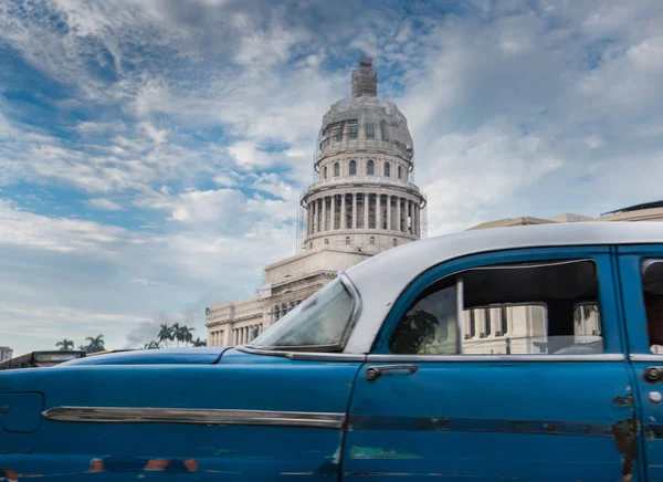 Klassisches amerikanisches auto und capitolio-denkmal in havana, kuba — Stockfoto