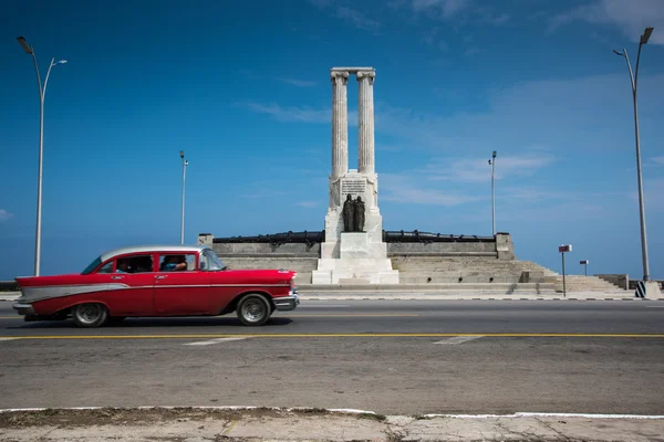 Klassische amerikanische auto auf straße von havana in kuba — Stockfoto