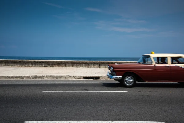 Klassische amerikanische auto auf straße von havana in kuba — Stockfoto