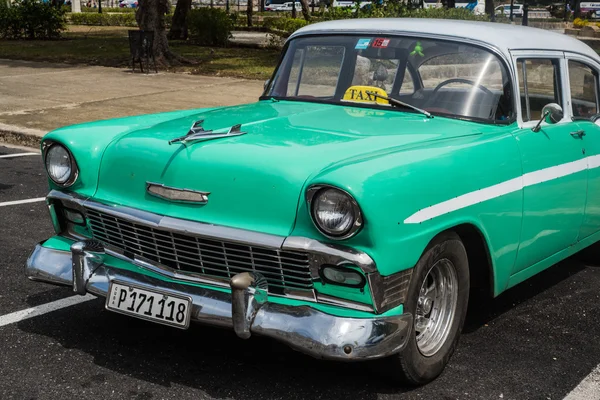 Classic american car park on street in Havana,Cuba — Zdjęcie stockowe