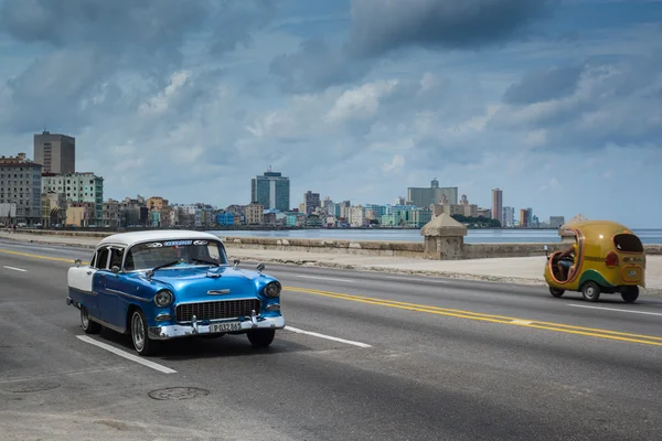 Classic american car drive on street in Havana,Cuba — Stockfoto