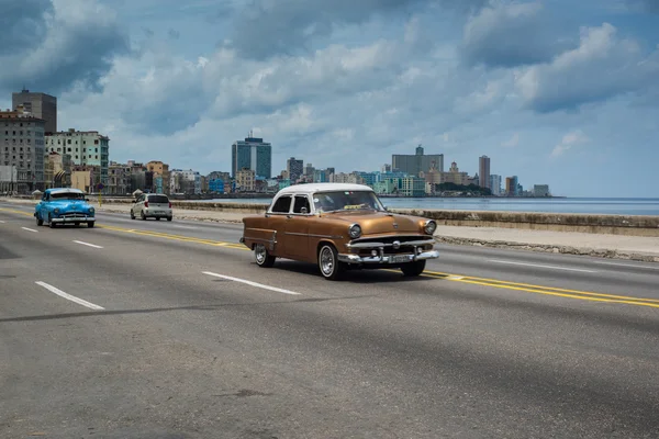 Classic american car drive on street in Havana,Cuba — ストック写真