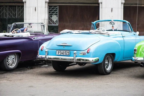 La Habana, Cuba - 22 de septiembre de 2015: Coche clásico americano estacionado o — Foto de Stock