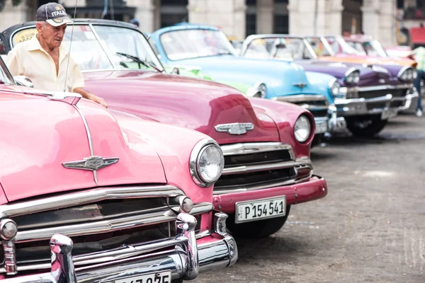 Havana, Cuba - September 22, 2015: Classic american car parked o — Stock Photo, Image