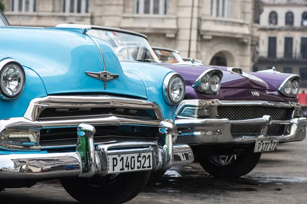 La Habana, Cuba - 22 de septiembre de 2015: Coche clásico americano estacionado o — Foto de Stock