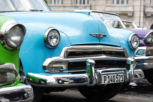 La Habana, Cuba - 22 de septiembre de 2015: Coche clásico americano estacionado o —  Fotos de Stock