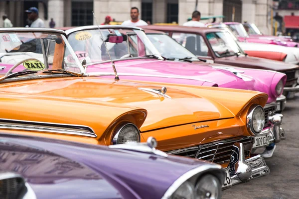 Havana, Cuba - September 22, 2015: Classic american car parked o — 图库照片