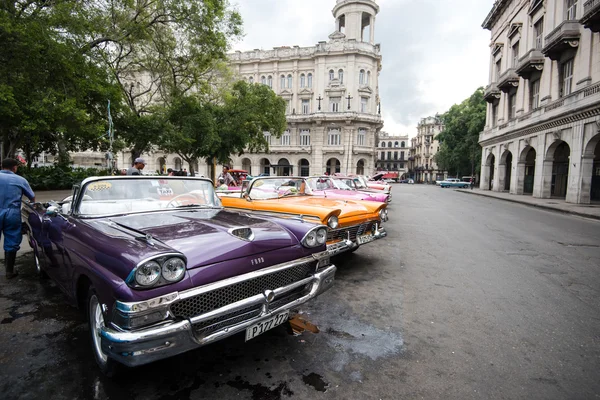 La Havane, Cuba - 22 septembre 2015 : Voiture américaine classique garée — Photo