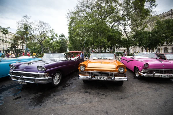 Havana, Cuba - September 22, 2015: Classic american car parked o — Φωτογραφία Αρχείου