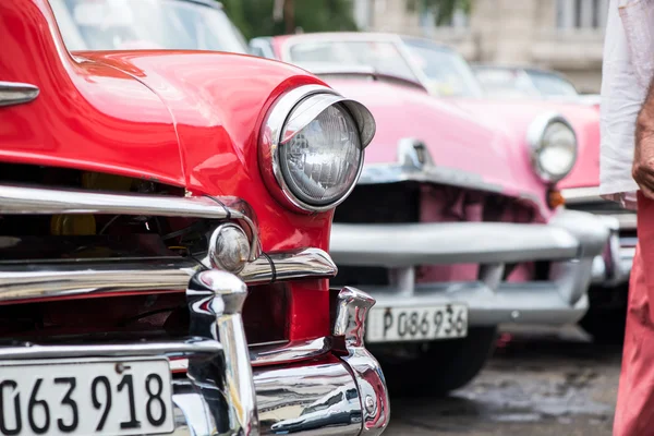 Klassische amerikanische auto auf straße von havana in kuba — Stockfoto