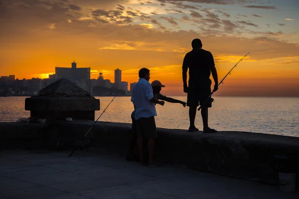 Ομάδα του φίλου ψάρεμα στο Malecon, Αβάνα, Κούβα. — Φωτογραφία Αρχείου