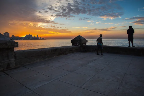 在古巴哈瓦那 Malecon 捕鱼的朋友小组. — 图库照片