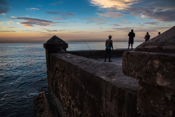 ハバナ キューバ 2015 マレコンの夕日で釣りの友人のグループは 最も人気があり有名な海フロン プロムナードでハバナ キューバ 釣りではキューバの非常に共通の趣味 また余分な現金を獲得する方法 — ストック写真