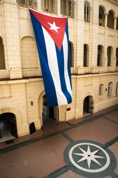 Kubánská vlajka na koloniální budově v Havana, Kuba — Stock fotografie