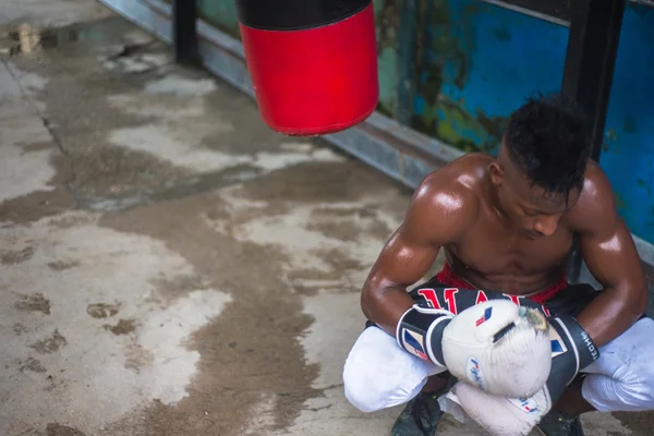 Des jeunes boxeurs s'entraînent dans une école de boxe à La Havane, Cuba . — Photo