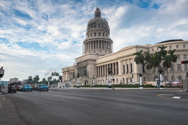 Classic american car and Capitolio landmark in Havana,Cuba — Stock fotografie