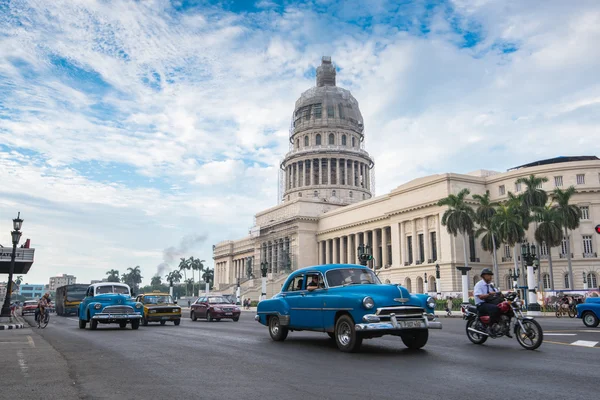 Automóvil clásico americano y punto de referencia del Capitolio en La Habana, Cuba —  Fotos de Stock