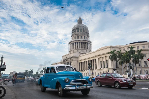 Classic american car and Capitolio landmark in Havana,Cuba — Stok fotoğraf