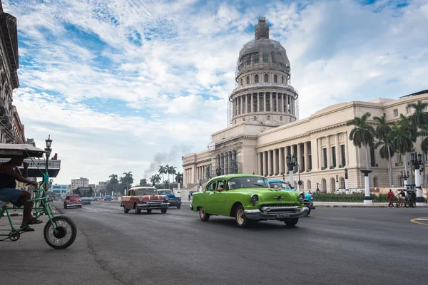 Carro americano clássico e marco Capitolio em Havana, Cuba — Fotografia de Stock