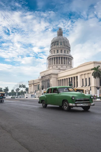 Klassisches amerikanisches auto und capitolio-denkmal in havana, kuba — Stockfoto