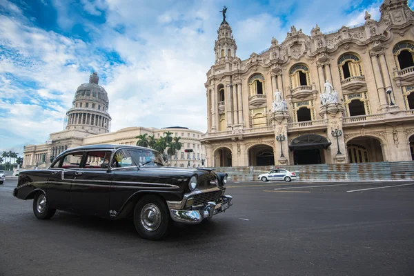 Klassisches amerikanisches auto und capitolio-denkmal in havana, kuba — Stockfoto