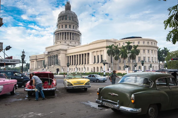 Automóvil clásico americano y punto de referencia del Capitolio en La Habana, Cuba —  Fotos de Stock