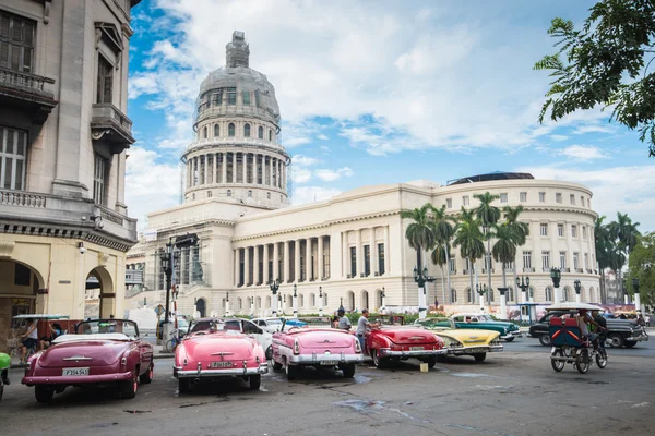 Classic american car and Capitolio landmark in Havana,Cuba — Φωτογραφία Αρχείου