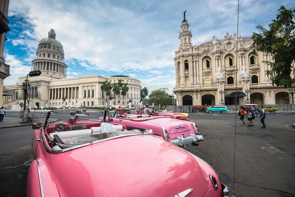 Automóvil clásico americano y punto de referencia del Capitolio en La Habana, Cuba —  Fotos de Stock