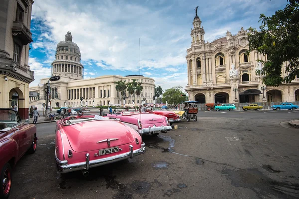 Automóvil clásico americano y punto de referencia del Capitolio en La Habana, Cuba —  Fotos de Stock