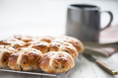 Kahvaltı için taze çapraz buns