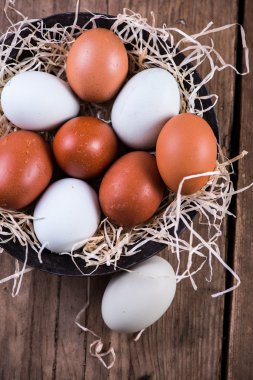 Çiftlik taze ücretsiz aralığı yumurta rustik kase