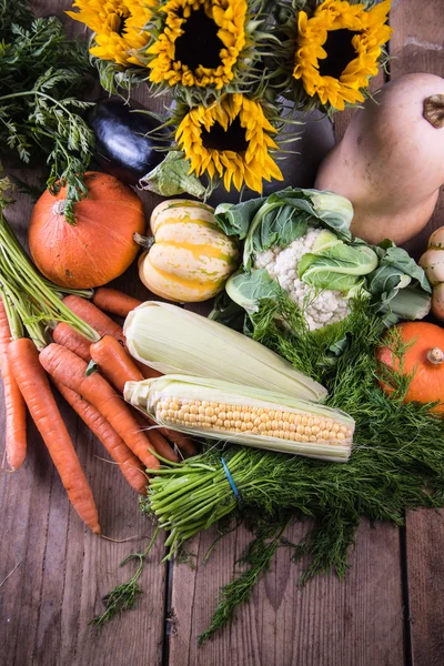 Höstens marknaden färska grönsaker och blommor — Stockfoto